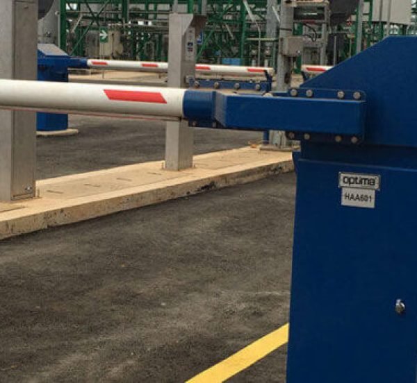 High-security hydraulic gate barrier for commercial premises