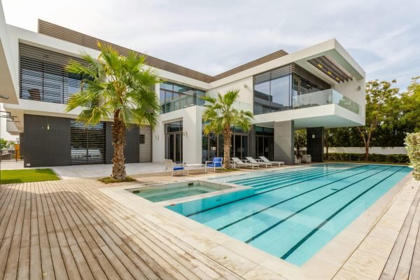 pexels-photo-10647324-10647324 Explore this luxurious modern villa in Dubai with a stunning swimming pool and palm trees.